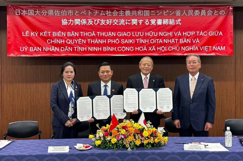 Signature de l’accord de coopération entre la province de Ninh Binh et la ville japonaise de Saiki. Photo : thoidai.com.vn