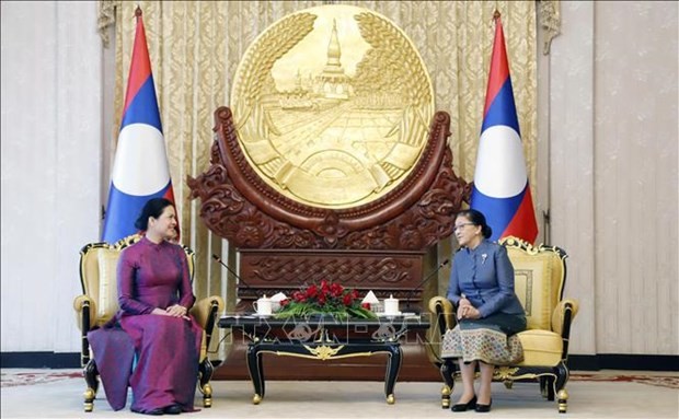 La Vice-Présidente laotienne, Pany Yathotou (à droite) reçoit la présidente de l’Union des Femmes vietnamiennes, Hà Thi Nga. Photo : VNA.