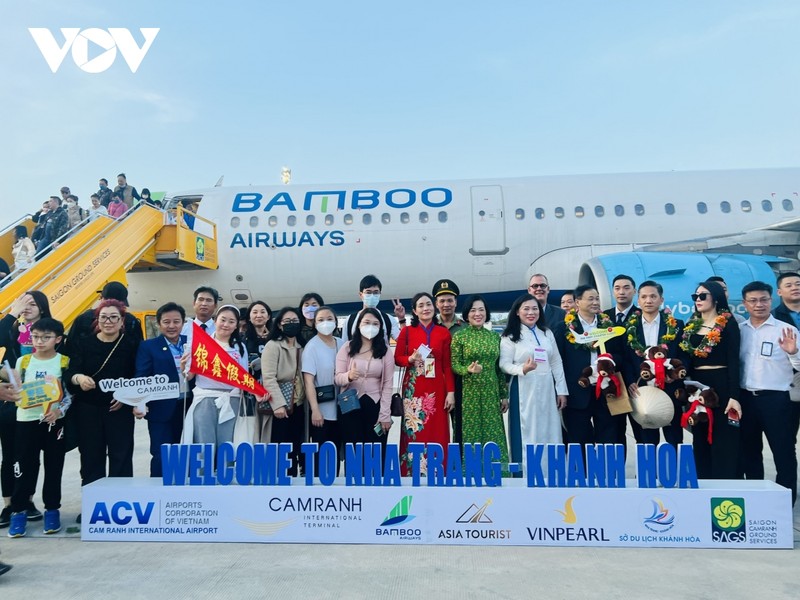 Des visiteurs chinois posent pour des photos à l'aéroport international de Cam Ranh, dans la province de Khanh Haa. Photo : VOV.
