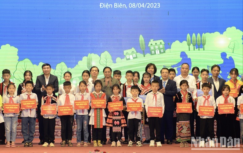 Le Premier ministre Pham Minh Chinh a remis des bourses à 300 enfants en situation difficile à Diên Biên. Photo : VNA.