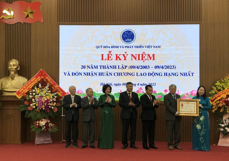 La Vice-Présidente de la République, Vo Thi Anh Xuân, a décerné l’Ordre du Travail, première classe au Fonds pour la paix et le développement du Vietnam. Photo : VNA.