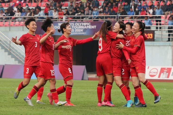 Des footballeuses partagent la joie de Hai Yên. Photo : vff.org.vn