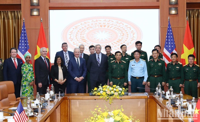 Le ministre de la Défense, le général Phan Van Giang et la délégation de membres du Congrès américain dirigée par le sénateur Jeff Merkley. Photo : NDEL.