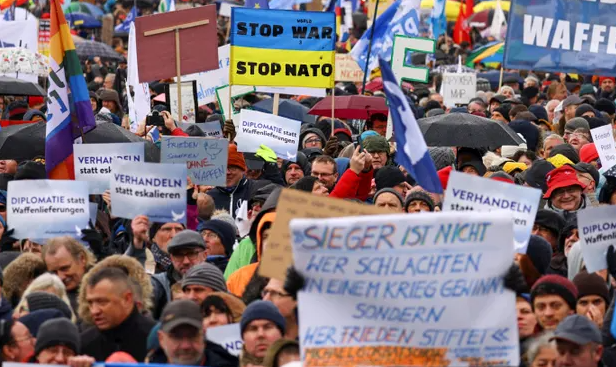 Une manifestation à Berlin contre la fourniture d'armes à l'Ukraine et en faveur des négociations de paix. Photo: The Guardian