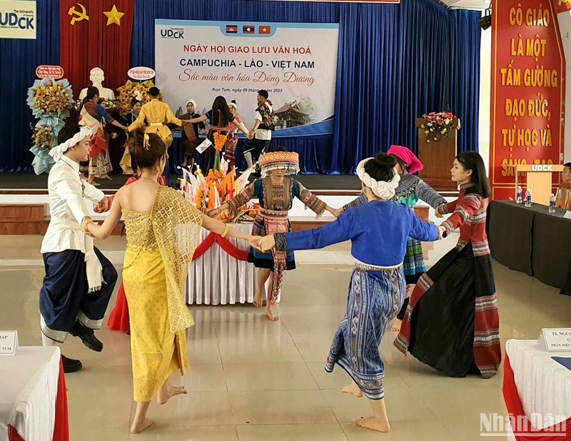 Un numéro artistique à la Journée de l’amitié Vietnam - Laos - Cambodge. Photo: NDEL.