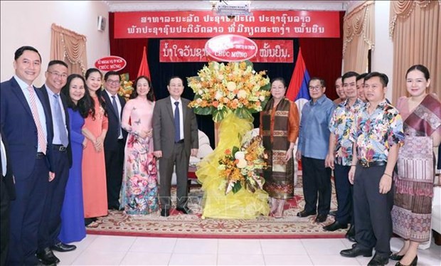 Le secrétaire adjoint permanent du Comité du Parti de Hô Chi Minh-Ville, Nguyên Van Hiêu, est allée féliciter le personnel du Consulat général du Laos dans cette ville, à l'occasion de la fête du Nouvel An traditionnel du Laos Bunpimay. Photo : VNA.