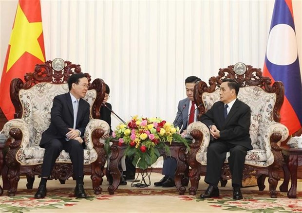 Le Président vietnamien, Vo Van Thuong (à gauche), et l'ancien Premier ministre lao, Thongsing Thammavong. Photo : VNA.