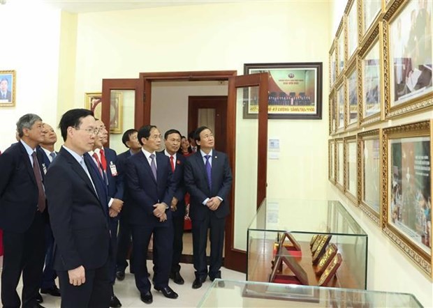 Le Président Vo Van Thuong rend visite à l’Ambassade du Vietnam au Laos. Photo : VNA.