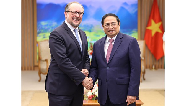 Le Premier ministre Pham Minh Chinh (à droite) serre la main du ministre fédéral autrichien des Affaires européennes et internationales, Alexander Schallenberg. Photo : VGP.