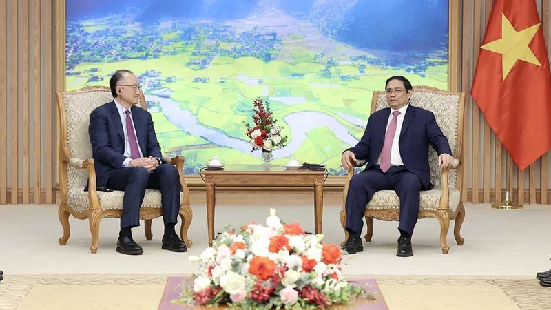 Le Premier ministre Pham Minh Chinh (à droite) et le vice-président de Global Infrastructure Partners (GIP) Jim Yong Kim. Photo: baoquocte.vn