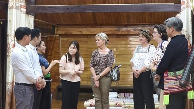 La délégation du département français du Val-de-Marne visite des des propriétaires des homestays et des artisans qui préservent la culture traditionnelle de l’ethnie Thai dans le chef-lieu de Nghia Lô. Photo : VNA.