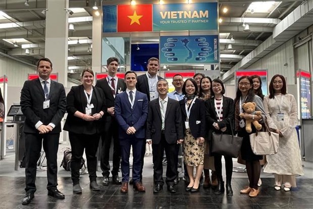 Des délégués et représentants d'entreprises au stand vietnamien. Photo: VNA