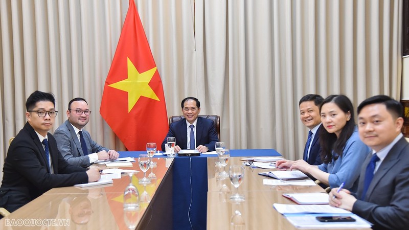 Le ministre vietnamien des Affaires étrangères Bùi Thanh Son (au centre). Photo : baoquocte.vn
