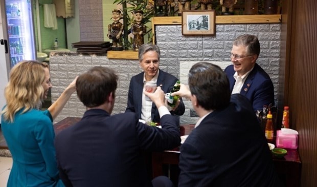Le secrétaire d'État américain Antony Blinken (au centre) dîne dans un restaurant vietnamien, le 15 avril. Photo: Twitter/secrétaire Antony Blinken.