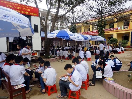 La bibliothèque mobile dans une école de la province de Yên Bai. Photo : thoidai.com.vn