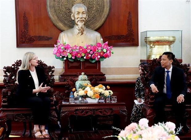 Le vice-président du Comité populaire municipal de Cân Tho, Nguyên Thuc Hiên (à droite) et l'ambassadrice de Suède au Vietnam Ann Måwe. Photo : VNA