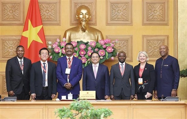 Le Premier ministre vietnamien, Pham Minh Chinh (au milieu), et des responsables des Ministères de l’Agriculture des pays participant à la quatrième Conférence mondiale du Programme du SFS. Photo : VNA.