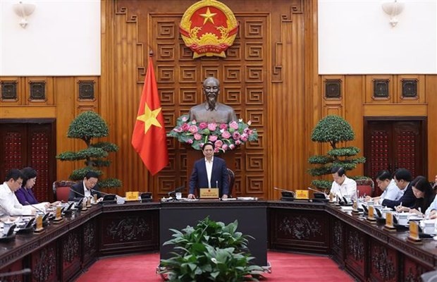 Le Premier ministre vietnamien, Pham Minh Chinh (debout), prend la parole lors de la réunion. Photo : VNA.
