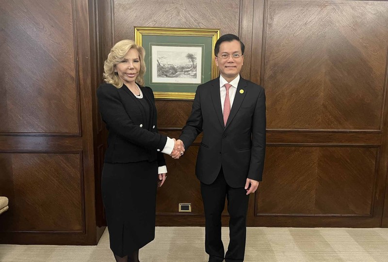 Le vice-ministre vietnamien des Affaires étrangères, Hà Kim Ngoc (à droite) et la consule honoraire du Vietnam au Paraguay, Maria Del Carmen Perez. Photo : baoquocte.vn