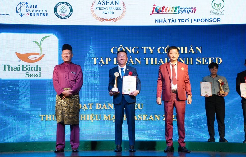 Le directeur général adjoint de ThaiBinh Seed, Pham Van Hoàn, lors de la remise du Prix. Photo : NDEL.