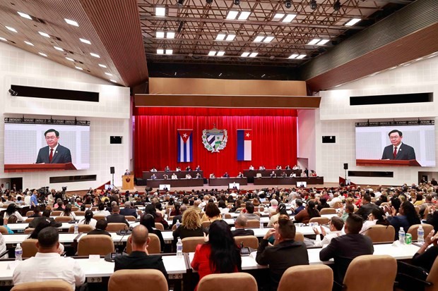 Le Président de l'Assemblée nationale Vuong Dinh Huê prend la parole lors d'une session spéciale de l'Assemblée nationale cubaine. Photo : VNA