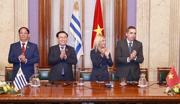 Le Président de l'AN Vuong Dinh Huê et la Présidente du Sénat uruguayen Beatriz Argimon, le président de la Chambre des représentants Sebastian Andujar (de gauche à droite) lors de la cérémonie de signature d'accords de coopération. Photo : VNA