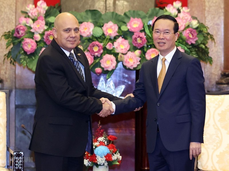 Le Président vietnamien, Vo Van Thuong (à droite), et Roberto Morales Ojed, membre du Bureau Politique, Permanent du Secrétariat du Parti Communiste de Cuba, en visite de travail au Vietnam. Photo : VNA.