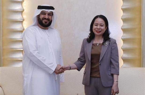 La Vice-Présidente vietnamienne, Vo Thi Anh Xuân, et le directeur général de l'Agence de Presse des Émirats (WAM), Mohamed Jalal Al Rayssi. Photo : VNA.