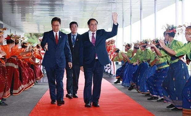 Le Premier ministre vietnamien, Pham Minh Chinh (à droite) à Labuan Bajo. Photo : VNA.