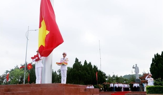 Cérémonie de lever du drapeau national sur l’île de Cô Tô. Photo : VNA.