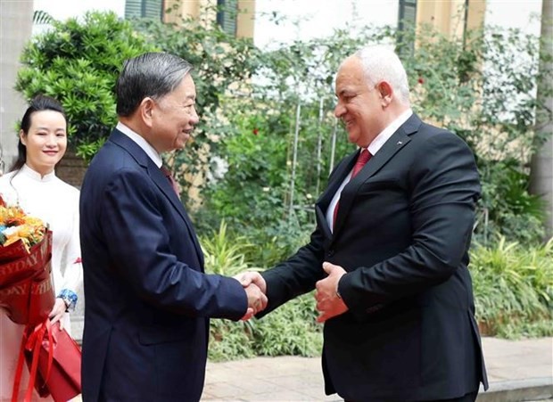Le général Tô Lâm, ministre de la Sécurité publique (à gauche), et son homologue de l'Intérieur de l'État de Palestine, le général de brigade Ziad Hab al-Reeh. Photo : VNA.