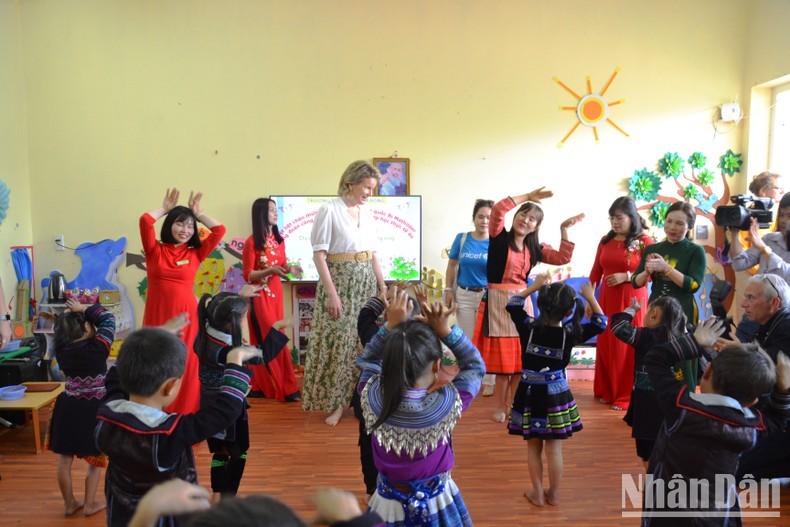 La Reine de Belgique dans une classe de l’école maternelle Hàm Rông. Photo : NDEL.