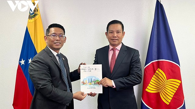 Cérémonie de transfert de la présidence tournante de l’ACC de l’ambassadeur malaisien, Shalihin Annuar (à gauche), à l’ambassadeur vietnamien, Vu Trung My (à droite). Photo : VOV.