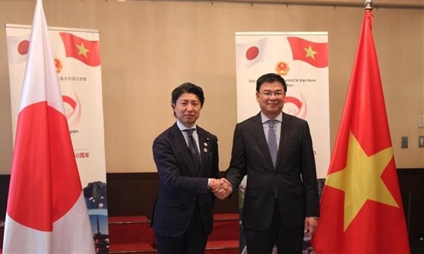 L'ambassadeur du Vietnam au Japon, Pham Quang Hiêu (à droite), et Yoichiro Aoyagi, membre de la Chambre des Représentants du Japon. Photo : VNA. 