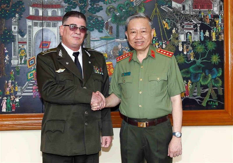 Le général Tô Lâm, ministre vietnamien de la Sécurité publique (à droite) et le ministre cubain de l'Intérieur Lázaro Alberto Álvarez Casas. Photo : bocongan.gov.vn