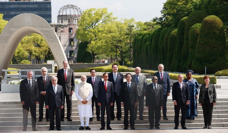 Le Premier ministre vietnamien, Pham Minh Chinh, et les chefs des délégations nationales et des organisations internationales visitant le parc du Mémorial de la Paix de Hiroshima, le 21 mai. Photo : baoquocte.vn