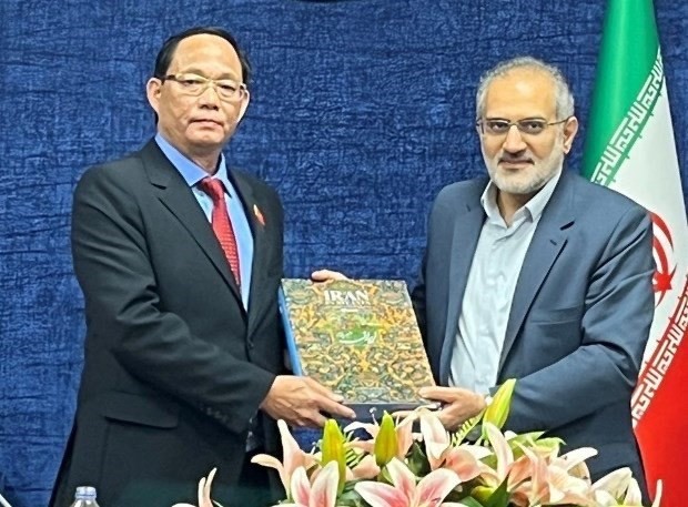 Le vice-président de l'Assemblée nationale du Vietnam (ANV) Trân Quang Phuong (à gauche) lors d’une entrevue avec le vice-Président iranien, Seyyed Mohammed Hosseini. Source : ANV. 