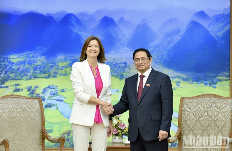 Le Premier ministre Pham Minh Chinh (à droite) et la Vice-Première ministre, ministre des Affaires étrangères et européennes de Slovénie, Tanja Fajon. Photo : VNA.