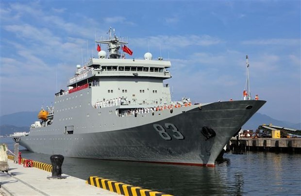 Le navire-école Qi Ji Quang de la Marine chinoise jette l'ancre au port de Tiên Sa, entamant du 23 au 25 mai une visite à Dà Nang. Photo : VNA.