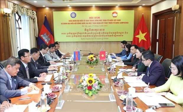 Vue de l’entretien entre le Comité central du Front de la Patrie du Vietnam et le Conseil national du Front de Solidarité pour le Développement de la Patrie du Cambodge. Photo : VNA.