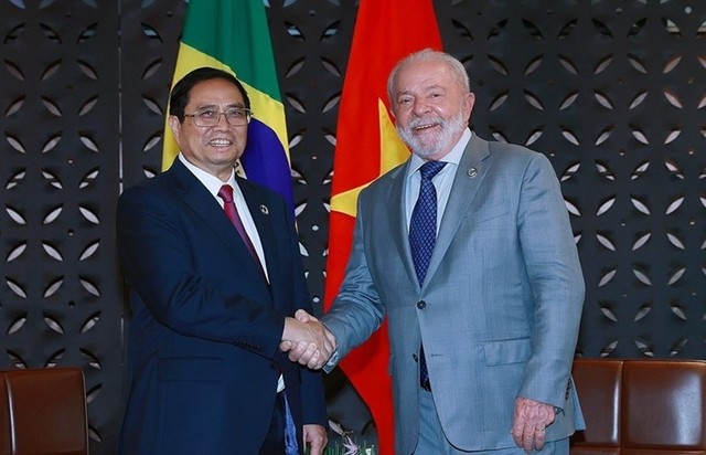 Le Premier ministre vietnamien, Pham Minh Chinh (à gauche) et le Président brésilien, Lula Da Silva, lors du Sommet du G7 élargi organisé au Japon. Photo : toquoc.vn