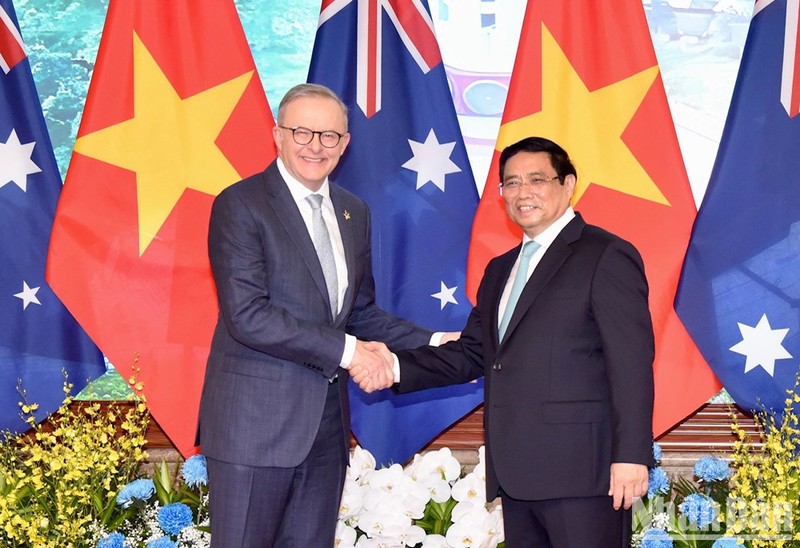 Le Premier ministre vietnamien, Pham Minh Chinh (à droite) et son homologue australien, Anthony Albanese, le 4 juin à Hanoi. Photo : NDEL.
