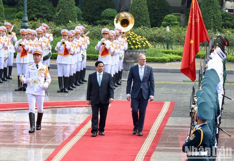 Le Premier ministre vietnamien, Pham Minh Chinh, préside le matin du 4 juin une cérémonie d'accueil pour son homologue australien, Anthony Albanese, qui effectue une visite officielle au Vietnam les 3 et 4 juin. Photo : NDEL.