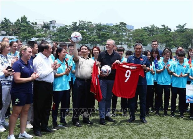 Le Premier ministre vietnamien, Pham Minh Chinh, et son homologue australien, Anthony Albanese, ont un échange avec les équipes féminines de football des deux pays. Photo : VNA. 