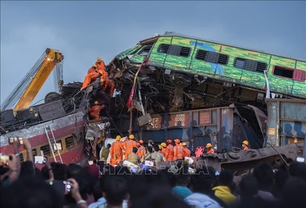 Des sauveteurs recherchent des victimes sur les lieux de l'accident ferroviaire à Odisha, en Inde. Photo : Xinhua/VNA