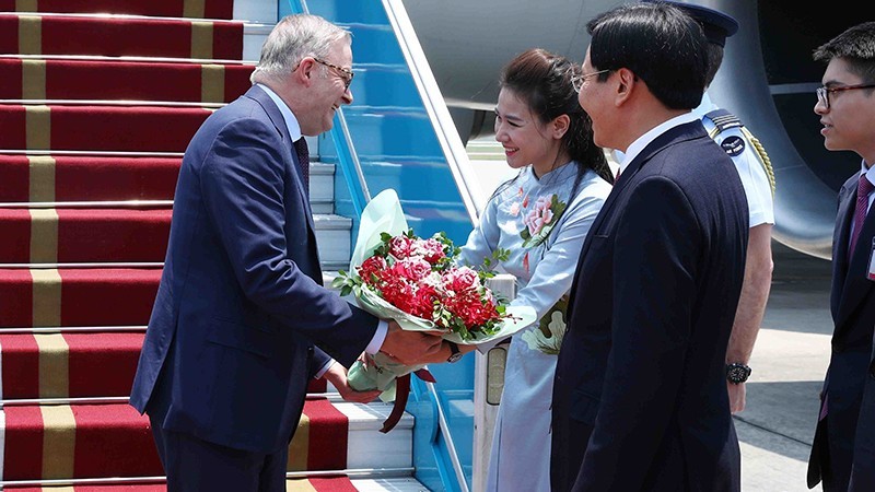 Le Premier ministre australien, Anthony Albanese (à gauche), à l'aéroport international de Nôi Bài, le 3 juin. Photo : NDEL. 
