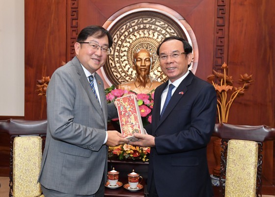 Le secrétaire du Comité du Parti de Hô Chi Minh-Ville, Nguyên Van Nên (à droite) et l’ambassadeur de Malaisie au Vietnam, Dato Tan Yang Thai. Photo : sggp.org.vn