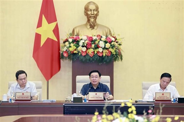Le Président de l’Assemblée nationale, Vuong Dinh Huê (au milieu), lors de la séance. Photo: VNA