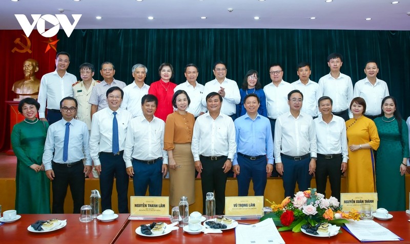 Le Premier ministre Pham Minh Chinh et des délégués de la séance de travail. Photo: VOV