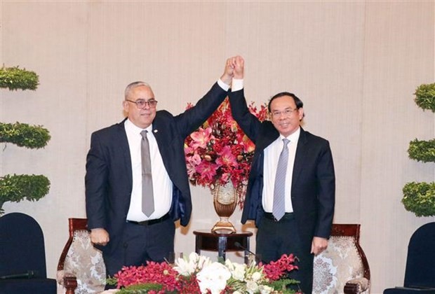 Nguyên Van Nên, secrétaire du Comité du PCV de Hô Chi Minh-Ville (à droite), et Luis Antonio Torres Iribar, premier secrétaire du Comité du PCC de La Havane. Photo : VNA.